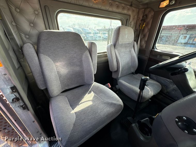 image for item EU7359 2016 Kenworth T800 semi truck