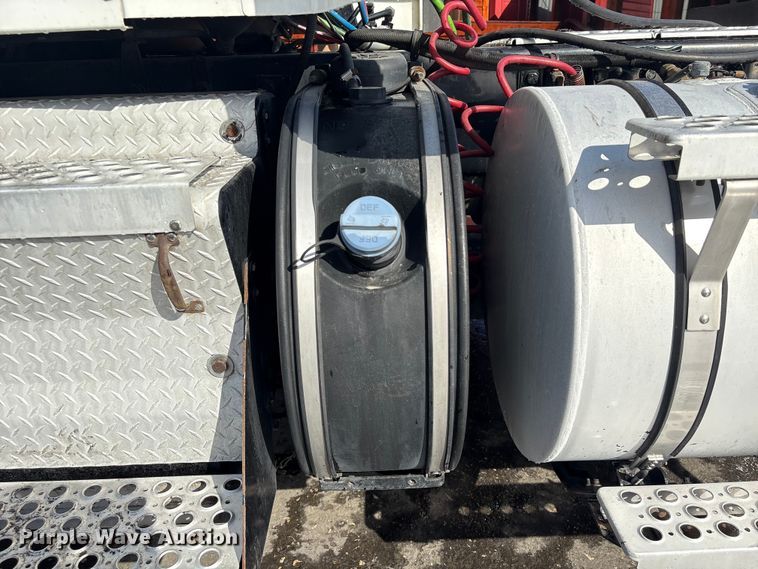 image for item EU7359 2016 Kenworth T800 semi truck