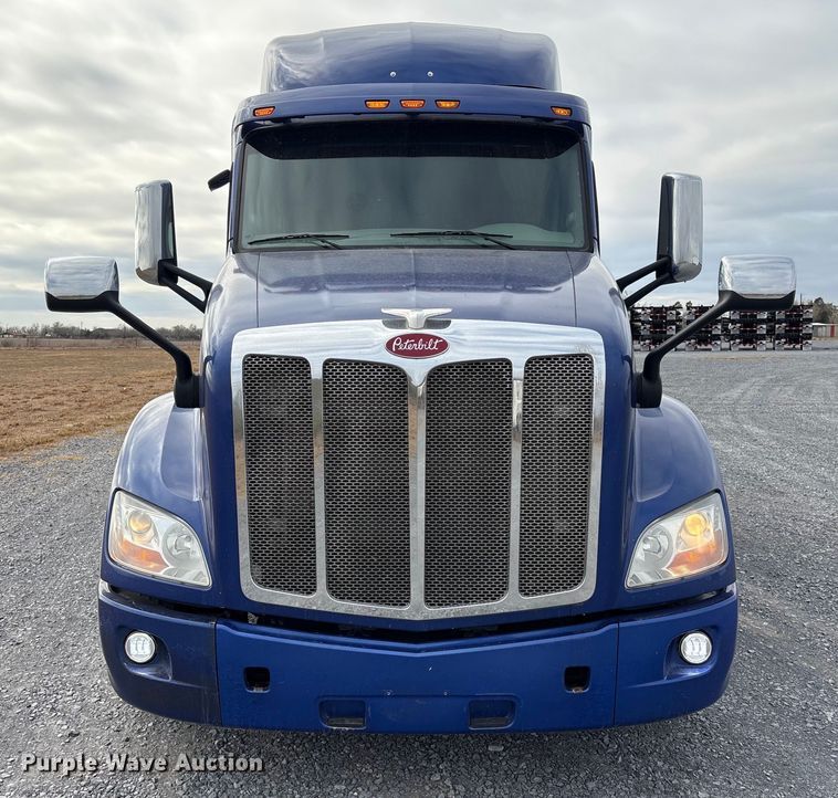 image for item EU7361 2020 Peterbilt 579 semi truck
