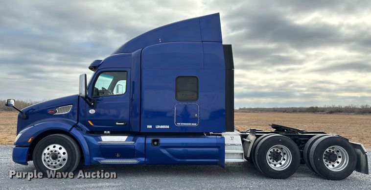 image for item EU7361 2020 Peterbilt 579 semi truck