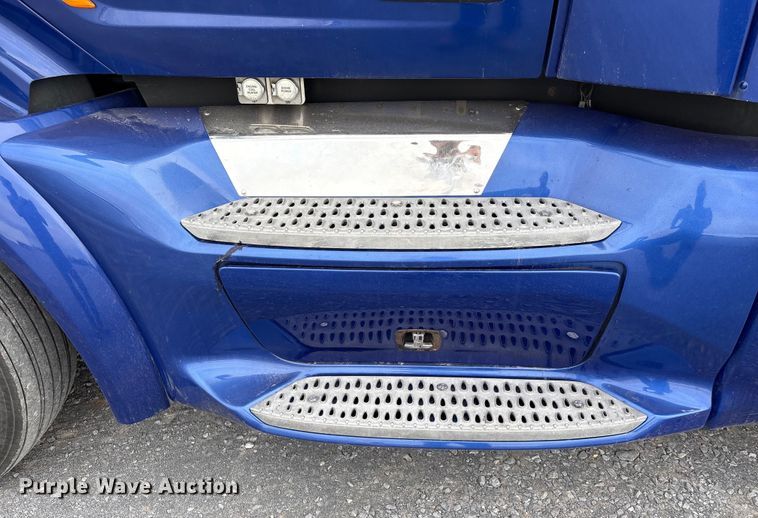 image for item EU7361 2020 Peterbilt 579 semi truck