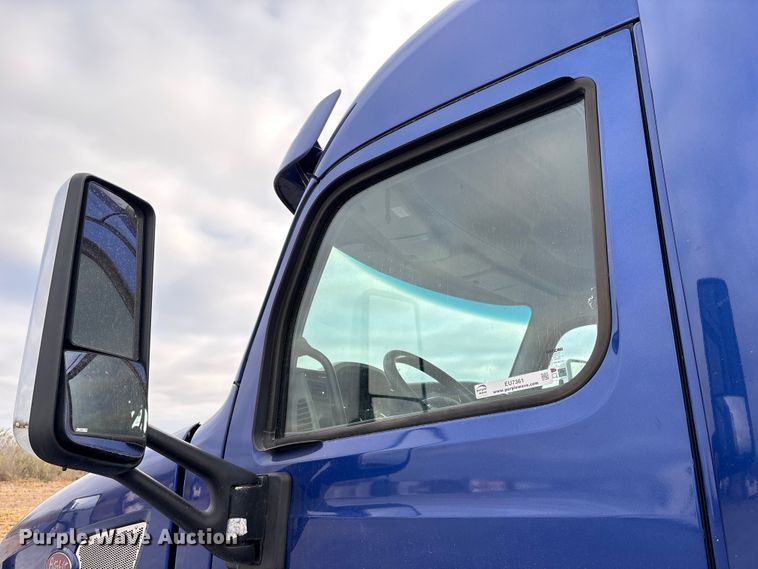 image for item EU7361 2020 Peterbilt 579 semi truck