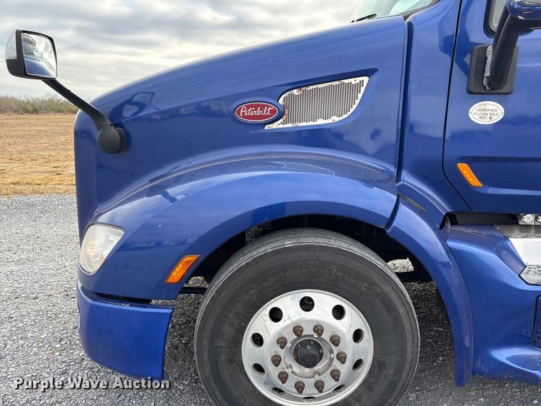 image for item EU7361 2020 Peterbilt 579 semi truck