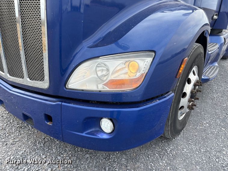 image for item EU7361 2020 Peterbilt 579 semi truck