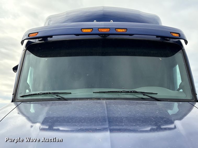 image for item EU7361 2020 Peterbilt 579 semi truck
