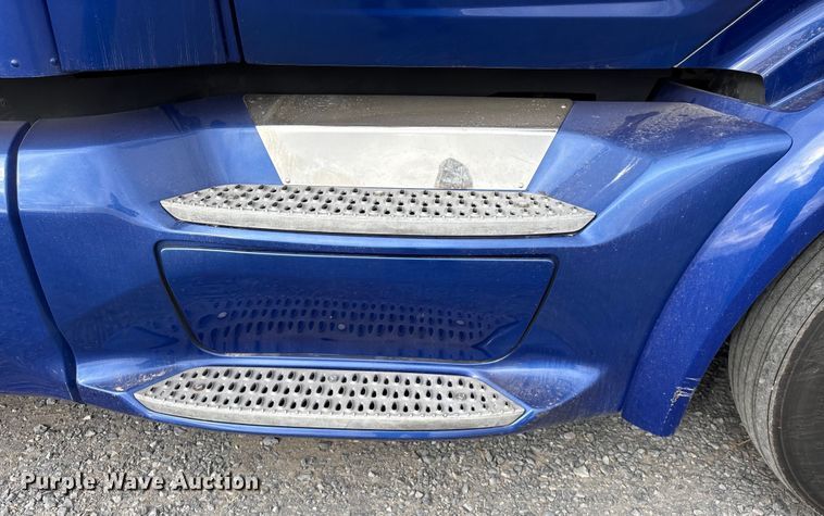 image for item EU7361 2020 Peterbilt 579 semi truck