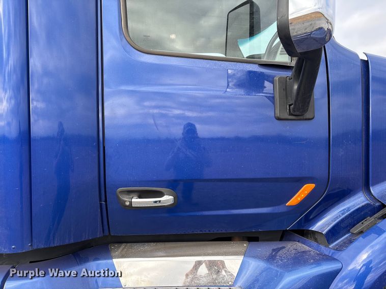 image for item EU7361 2020 Peterbilt 579 semi truck