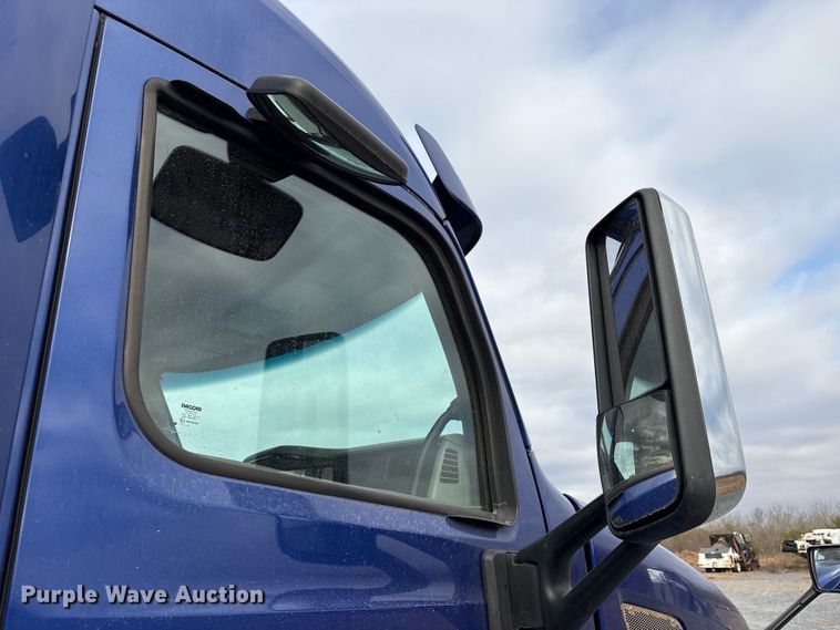 image for item EU7361 2020 Peterbilt 579 semi truck