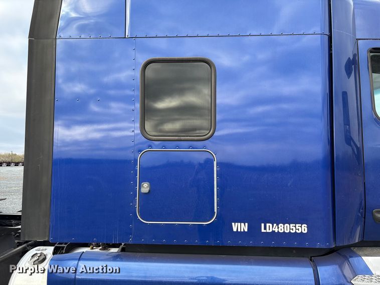 image for item EU7361 2020 Peterbilt 579 semi truck