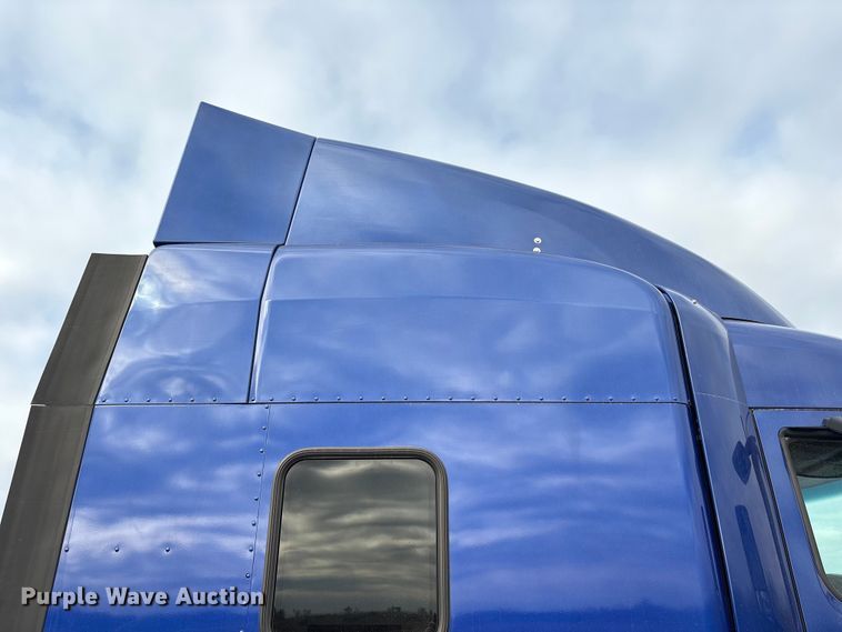 image for item EU7361 2020 Peterbilt 579 semi truck