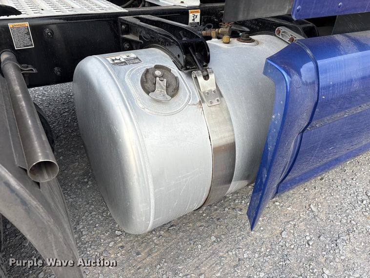 image for item EU7361 2020 Peterbilt 579 semi truck