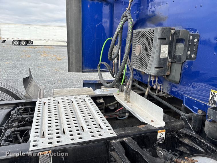 image for item EU7361 2020 Peterbilt 579 semi truck