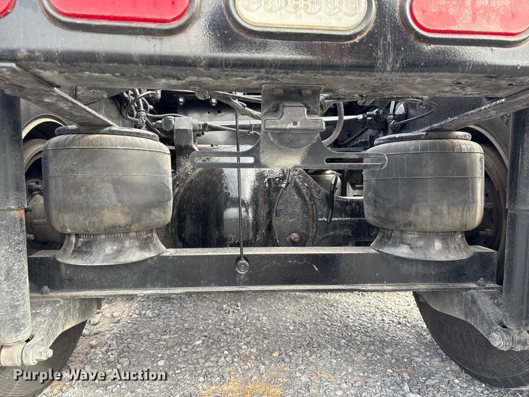 image for item EU7361 2020 Peterbilt 579 semi truck