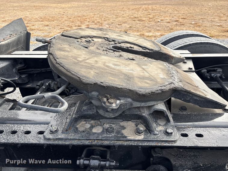 image for item EU7361 2020 Peterbilt 579 semi truck