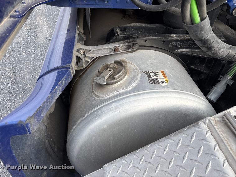 image for item EU7361 2020 Peterbilt 579 semi truck