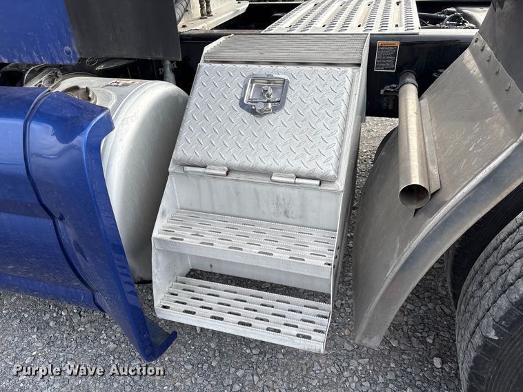 image for item EU7361 2020 Peterbilt 579 semi truck