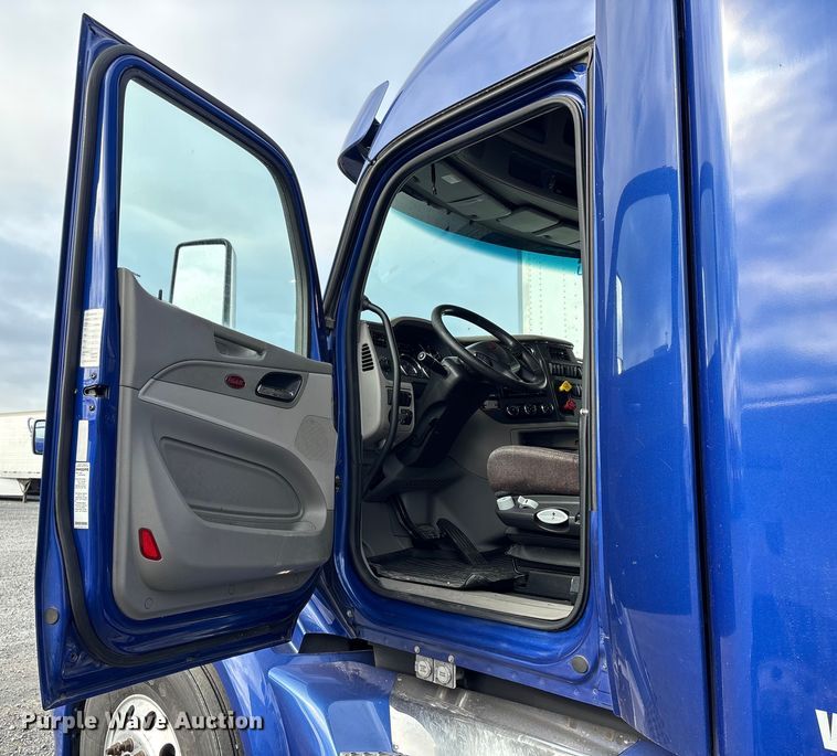 image for item EU7361 2020 Peterbilt 579 semi truck