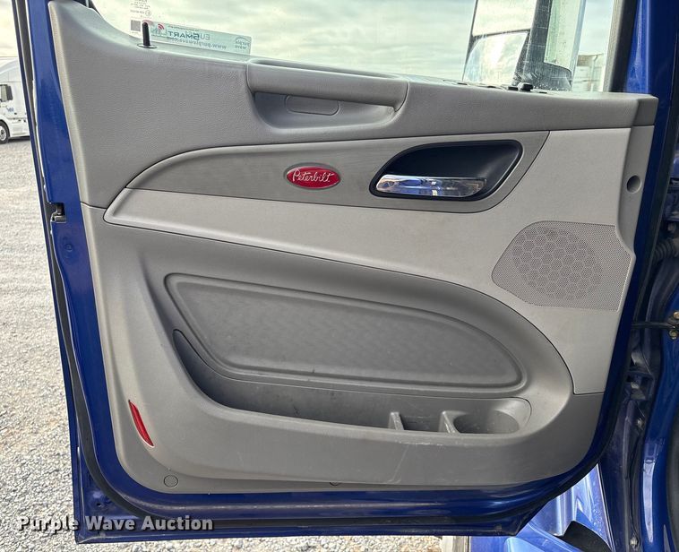 image for item EU7361 2020 Peterbilt 579 semi truck