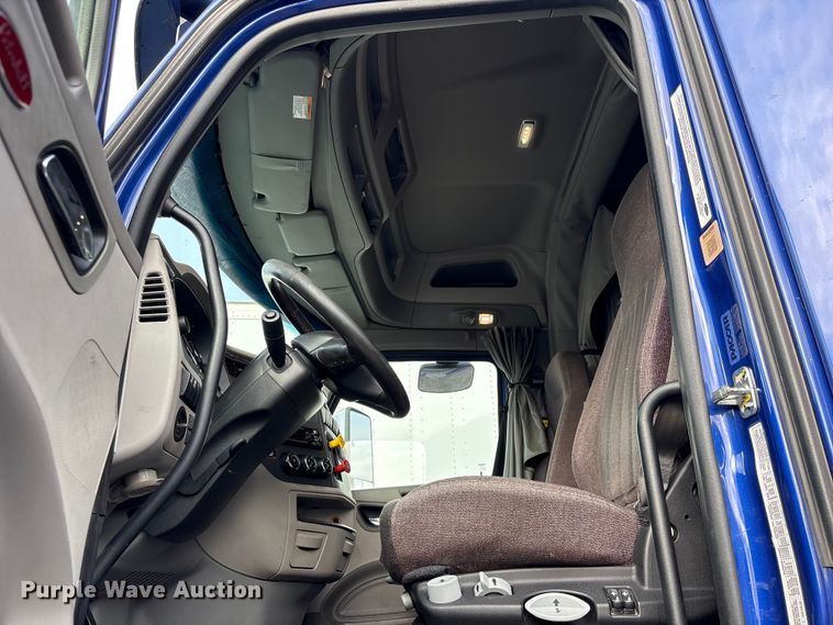 image for item EU7361 2020 Peterbilt 579 semi truck