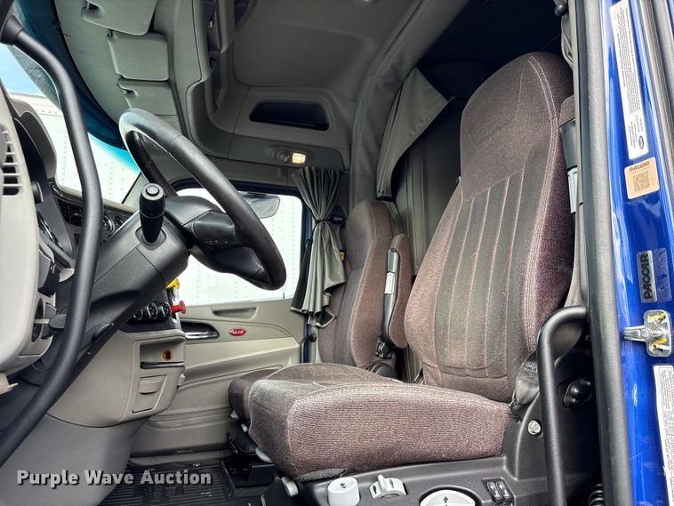 image for item EU7361 2020 Peterbilt 579 semi truck