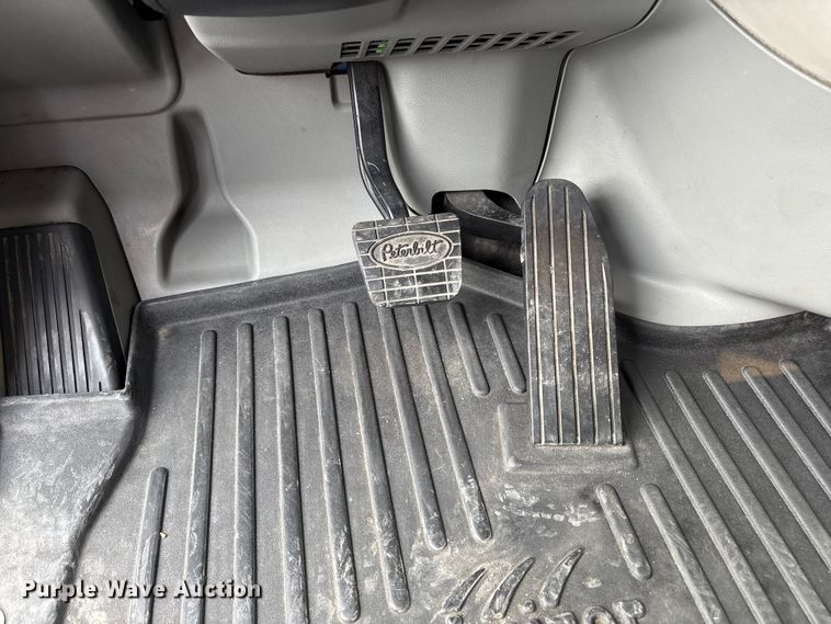 image for item EU7361 2020 Peterbilt 579 semi truck