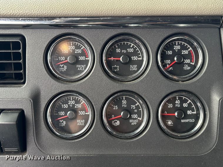 image for item EU7361 2020 Peterbilt 579 semi truck