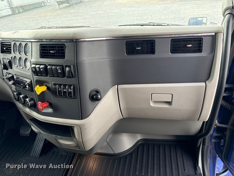 image for item EU7361 2020 Peterbilt 579 semi truck