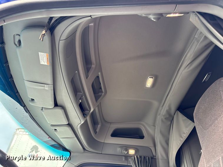 image for item EU7361 2020 Peterbilt 579 semi truck