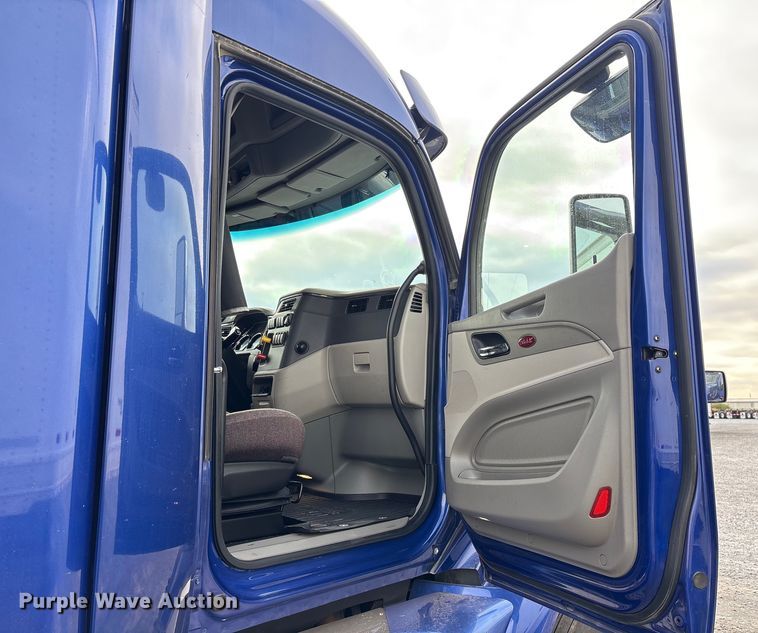 image for item EU7361 2020 Peterbilt 579 semi truck