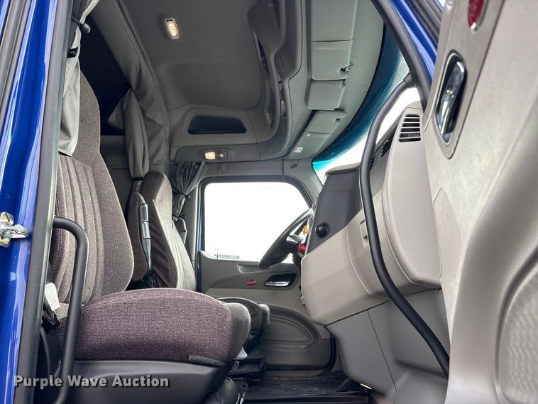 image for item EU7361 2020 Peterbilt 579 semi truck