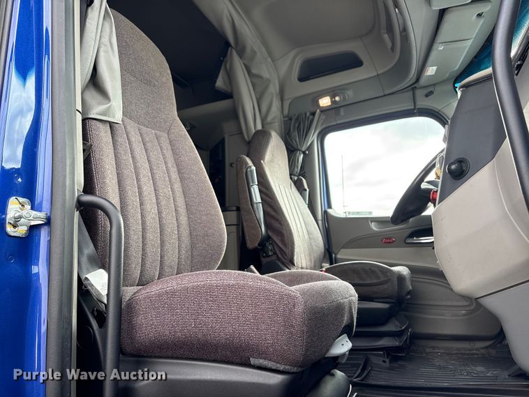 image for item EU7361 2020 Peterbilt 579 semi truck