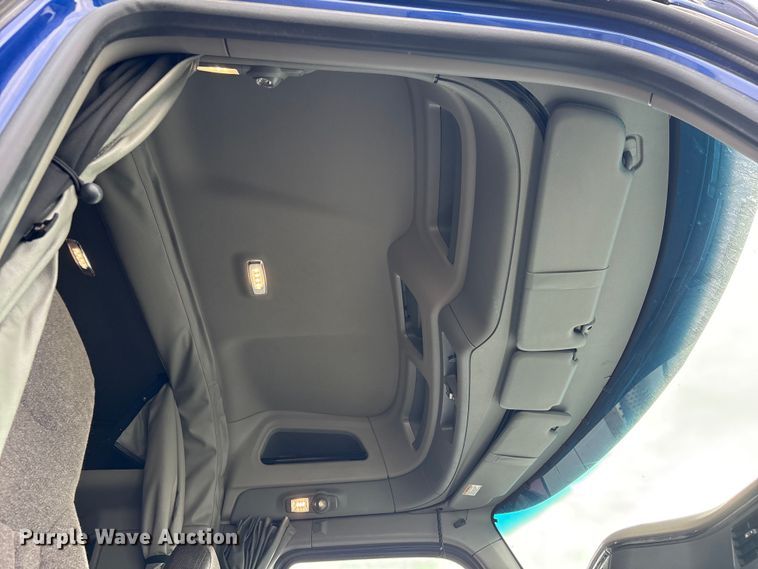 image for item EU7361 2020 Peterbilt 579 semi truck