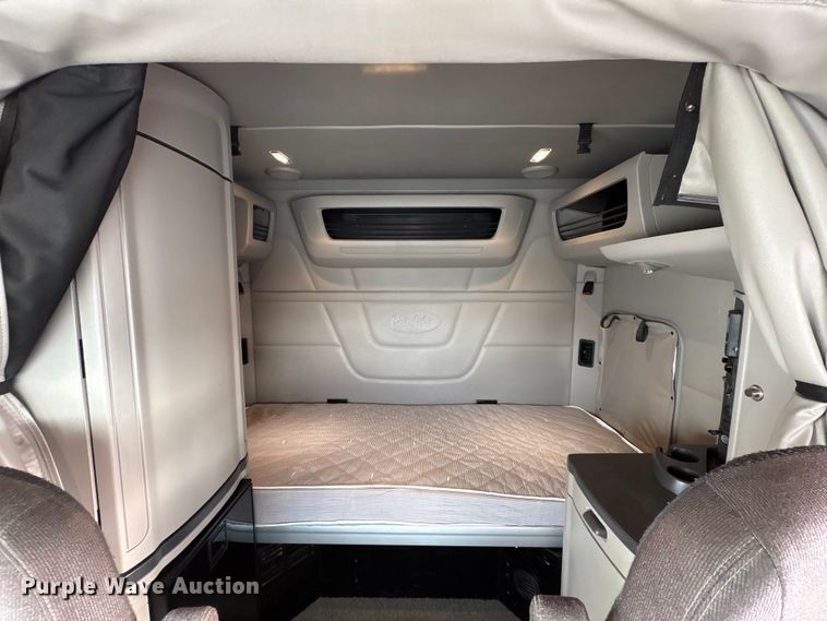 image for item EU7361 2020 Peterbilt 579 semi truck