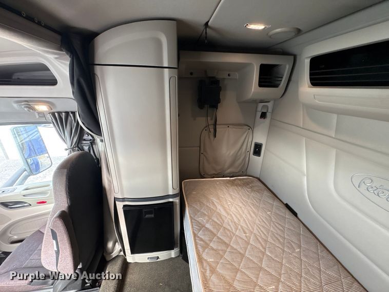 image for item EU7361 2020 Peterbilt 579 semi truck