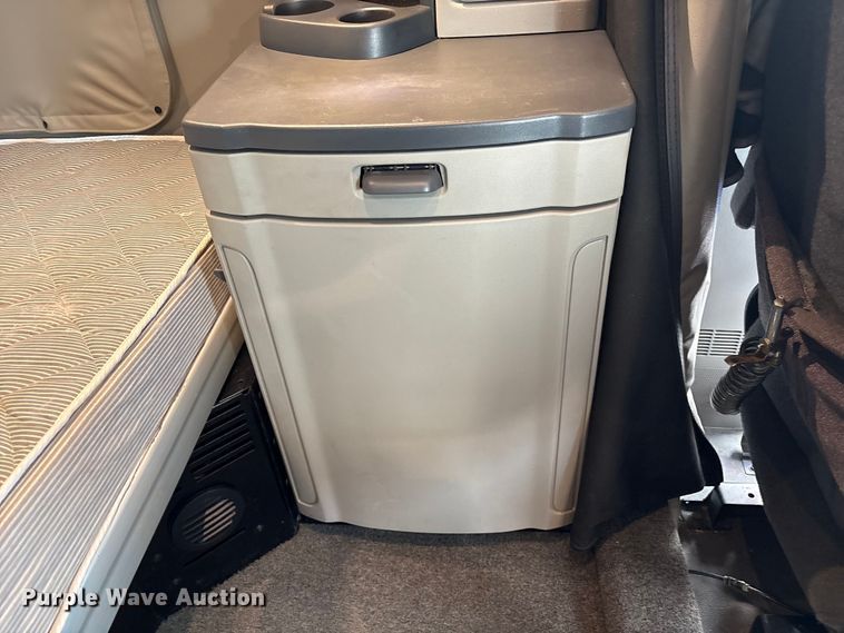 image for item EU7361 2020 Peterbilt 579 semi truck