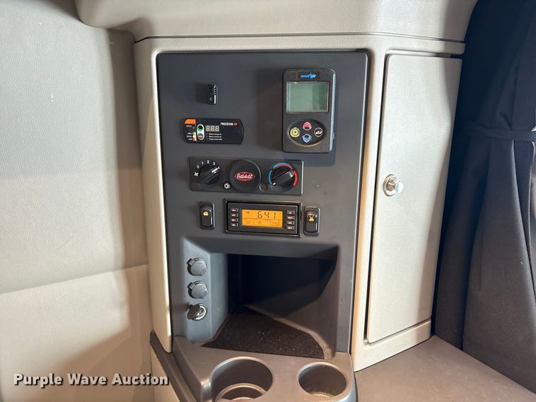 image for item EU7361 2020 Peterbilt 579 semi truck