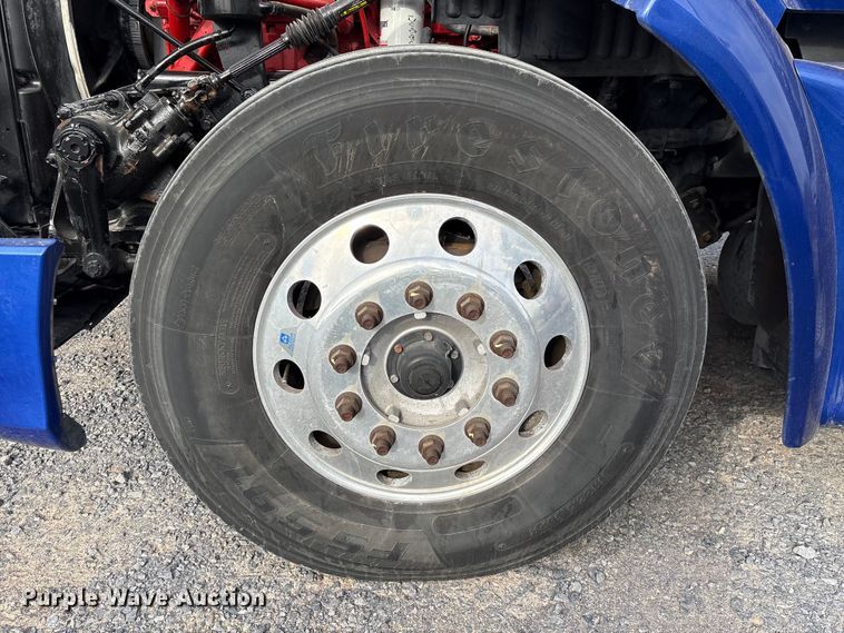 image for item EU7361 2020 Peterbilt 579 semi truck