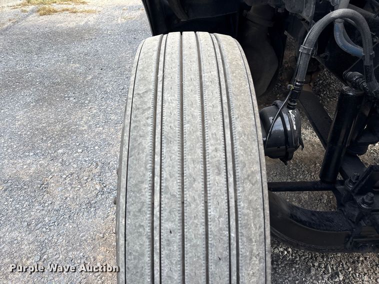 image for item EU7361 2020 Peterbilt 579 semi truck