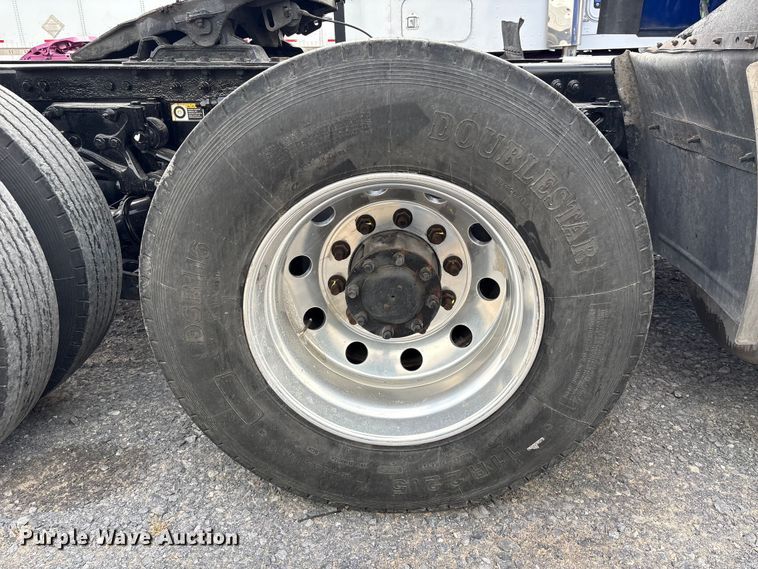 image for item EU7361 2020 Peterbilt 579 semi truck