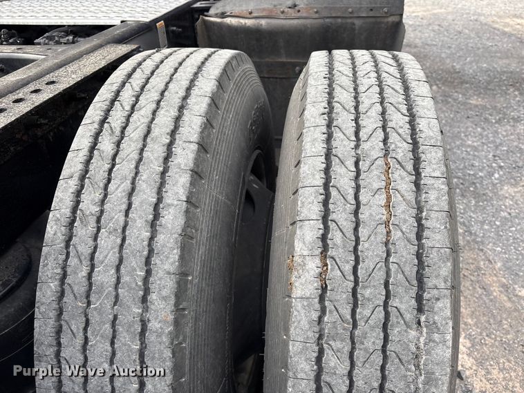 image for item EU7361 2020 Peterbilt 579 semi truck