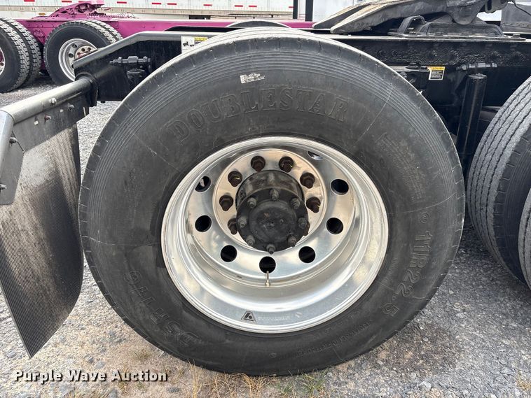 image for item EU7361 2020 Peterbilt 579 semi truck