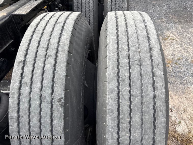 image for item EU7361 2020 Peterbilt 579 semi truck