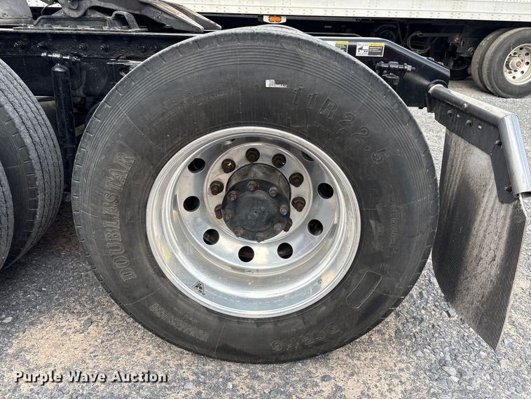 image for item EU7361 2020 Peterbilt 579 semi truck