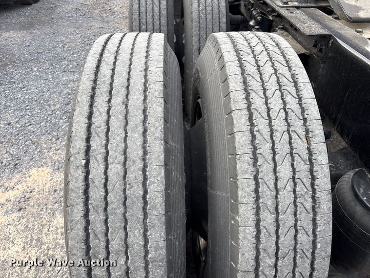 image for item EU7361 2020 Peterbilt 579 semi truck