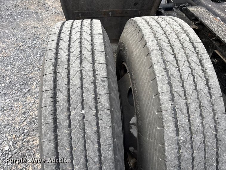 image for item EU7361 2020 Peterbilt 579 semi truck