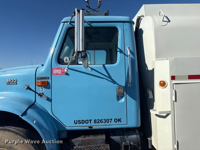 image for item EV2664 1999 International 4900 fuel truck