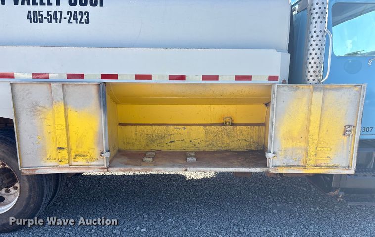 image for item EV2664 1999 International 4900 fuel truck