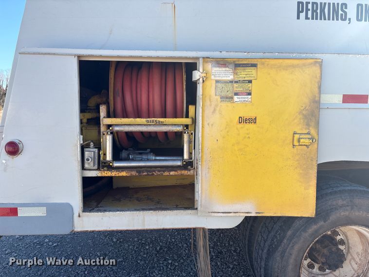 image for item EV2664 1999 International 4900 fuel truck