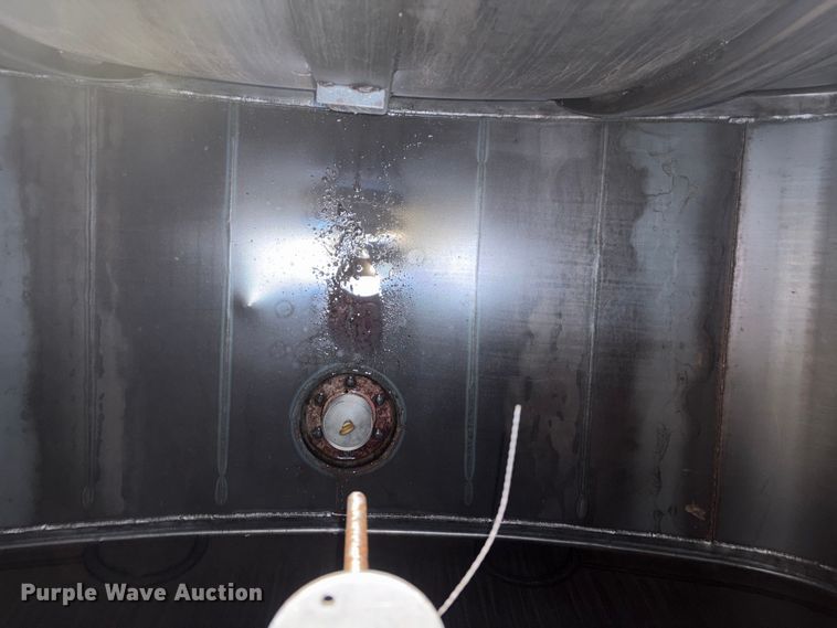 image for item EV2664 1999 International 4900 fuel truck