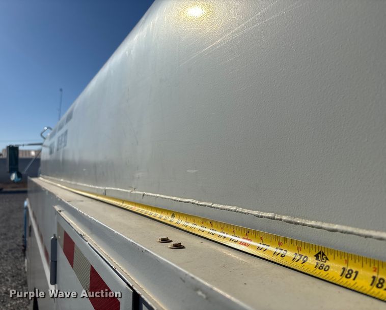 image for item EV2664 1999 International 4900 fuel truck